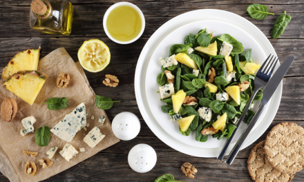 Salada de abacaxi com batata e uva-passa