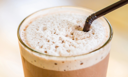 Shake de café com bebida vegetal e pasta de amendoim