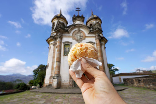 Como comer bem e gastar pouco em viagens: guia para aproveitar a gastronomia