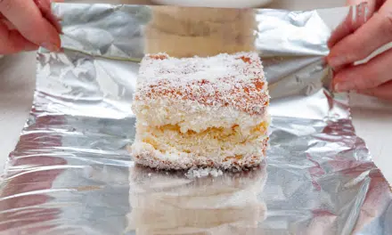 Bolo gelado de frutas com coco: sobremesa fácil de fazer