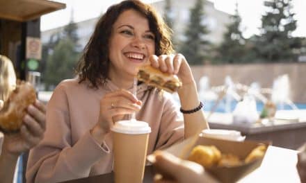 McDonald’s e Minecraft lançam parceria inédita com brindes, experiências digitais e imersão no universo do jogo
