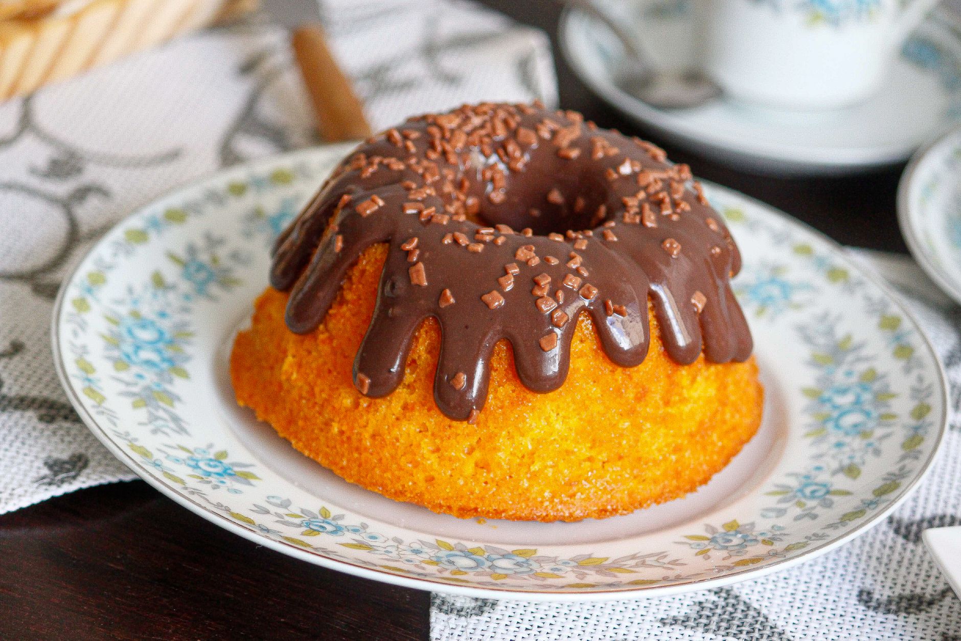 bolo-cenoura-brigadeiro Fatia de bolo de cenoura com brigadeiro escorrendo