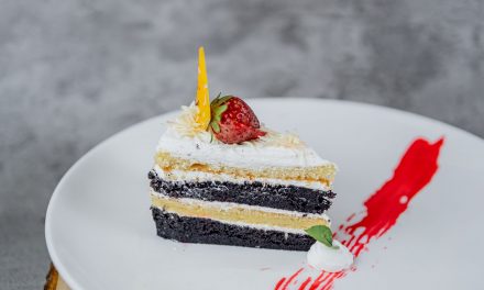 Bolo de Chocolate com Cobertura de Brigadeiro Branco
