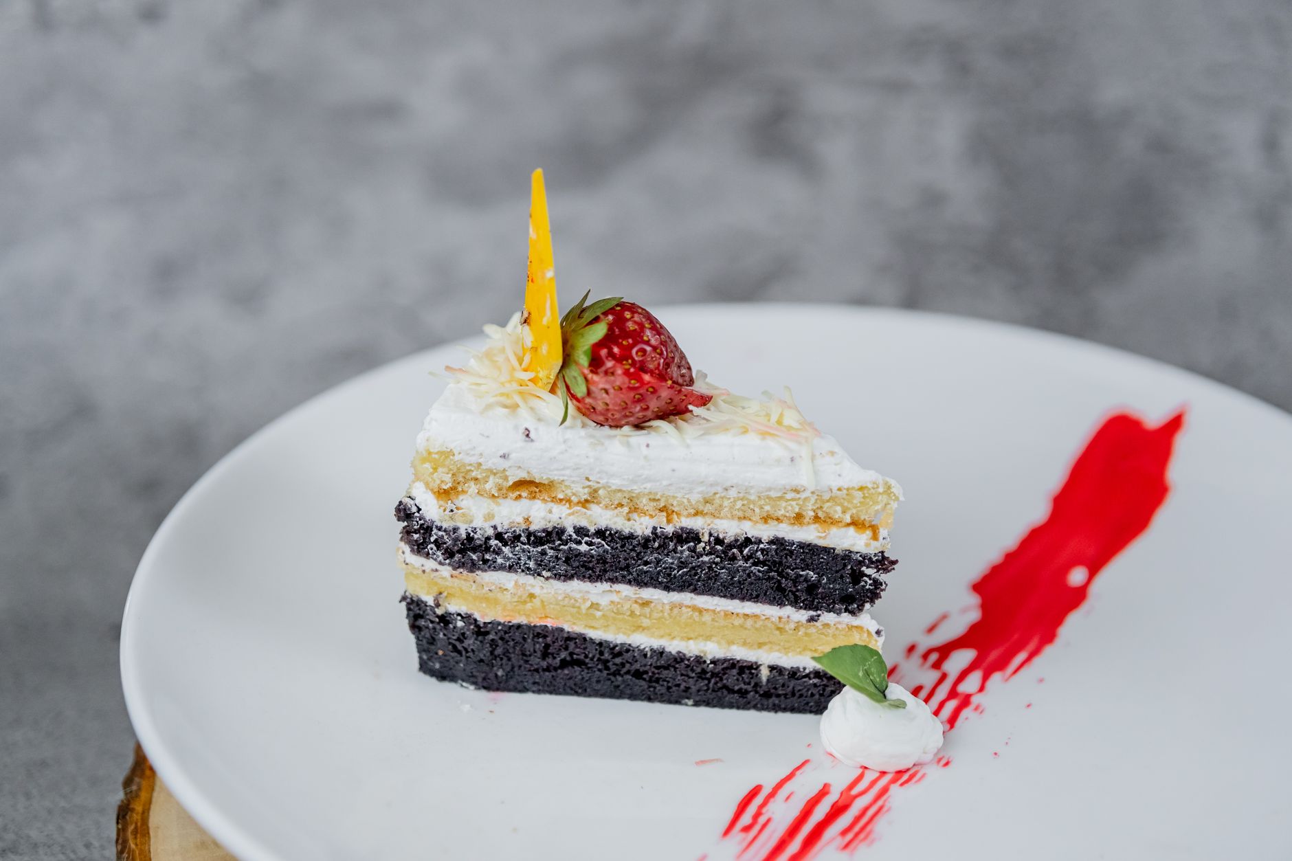 Fatia de bolo de chocolate com cobertura branca cremosa