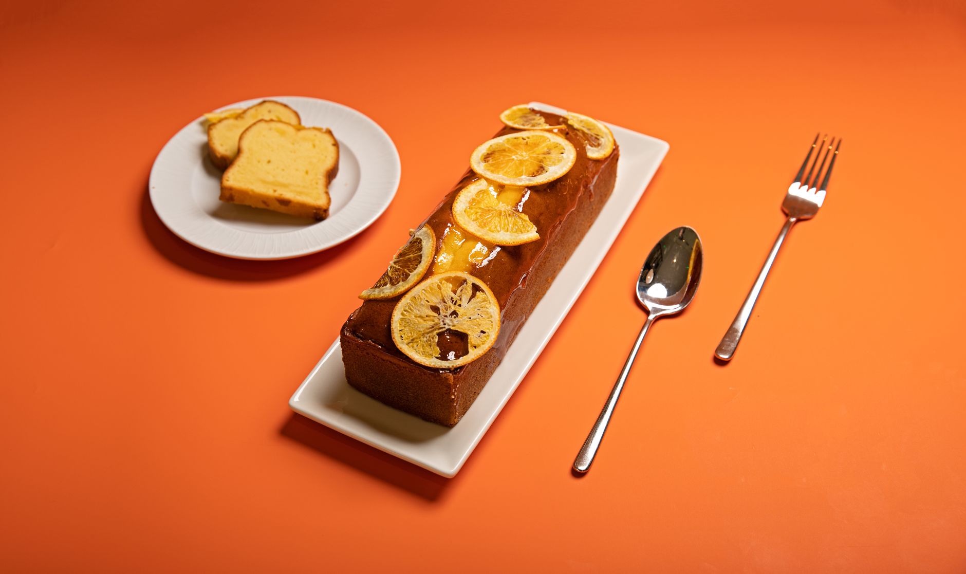 bolo-de-laranja Fatia de bolo de laranja com calda brilhante