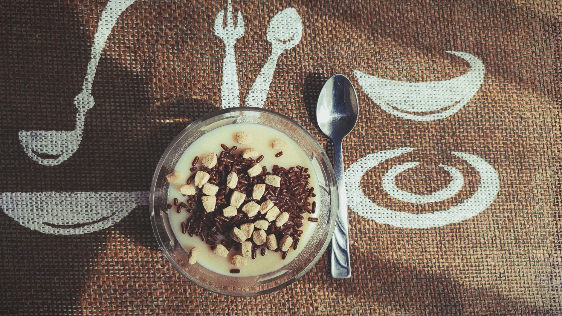 brigadeirao-cremoso Brigadeirão de chocolate com granulado sendo fatiado