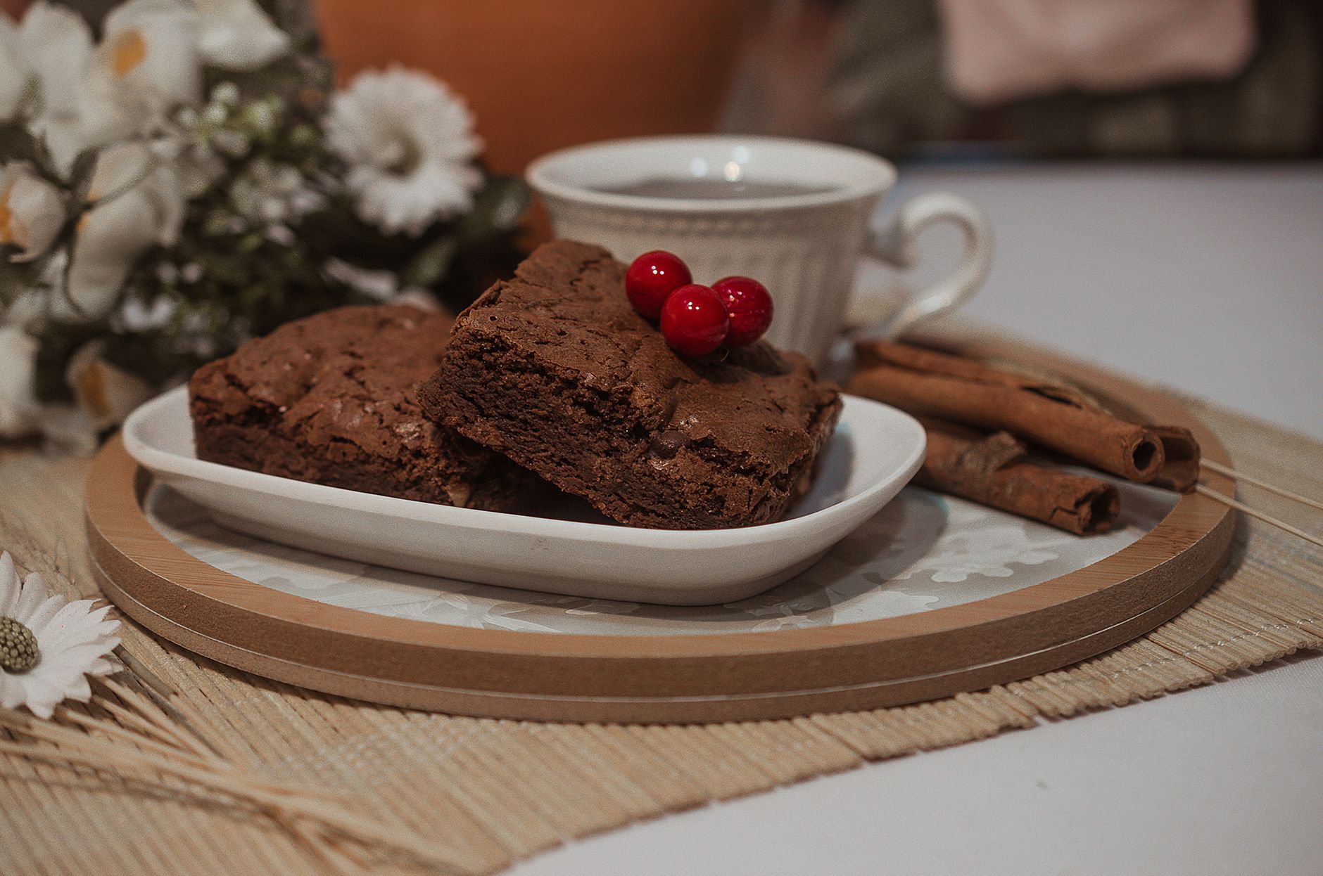 Caneca com brownie de chocolate e sorvete derretendo por cima