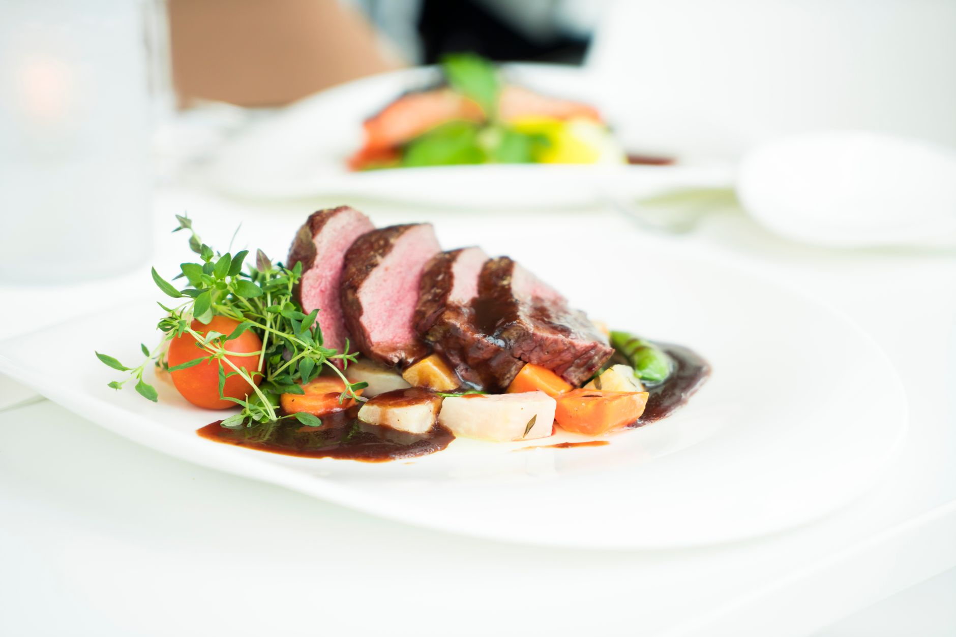 Carne de panela fatiada com molho madeira escuro