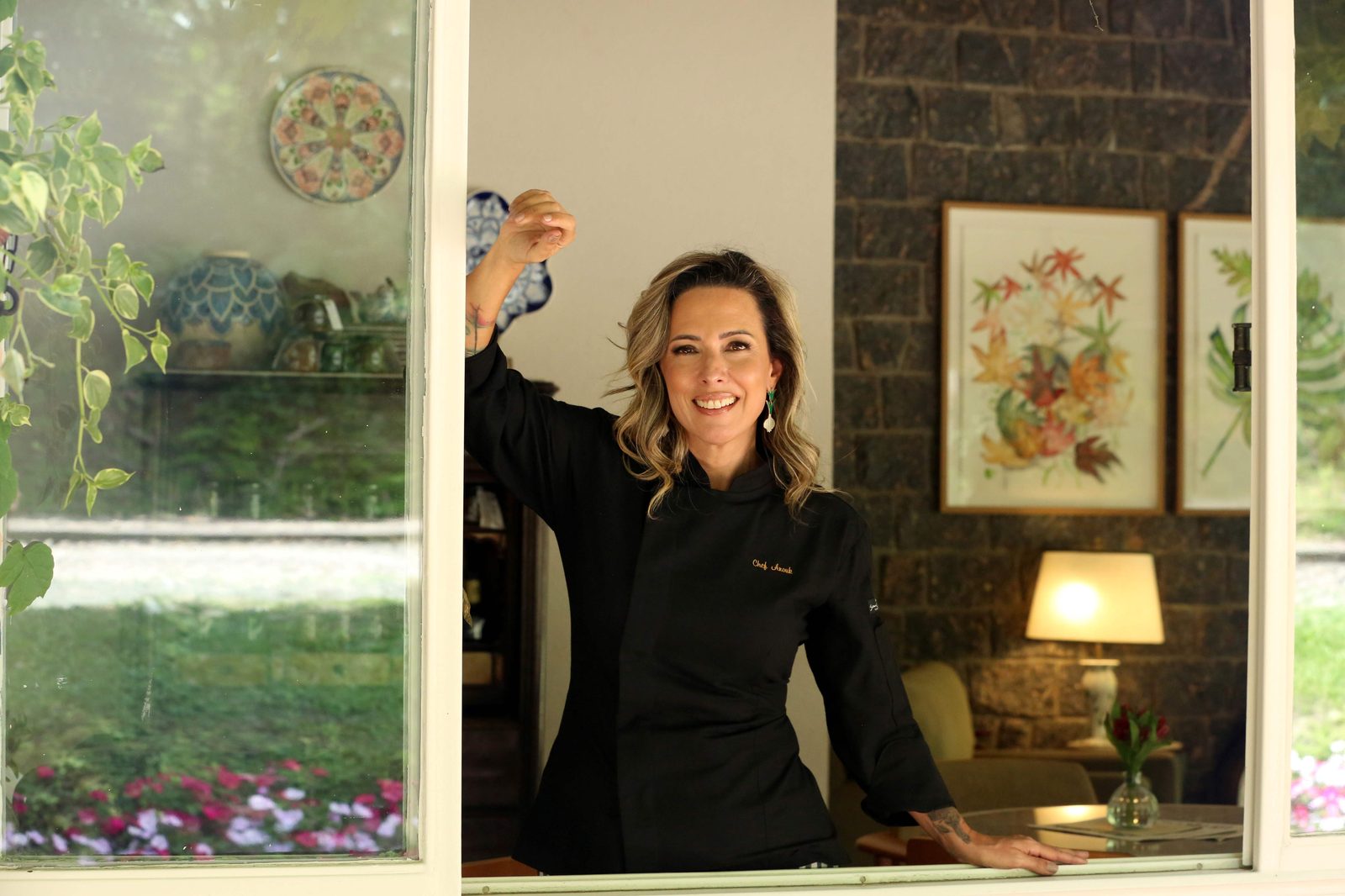 chef-anouk-migotto-casa-bambui Chef Anouk Migotto sorrindo na janela do restaurante Casa Bambuí em Campos do Jordão