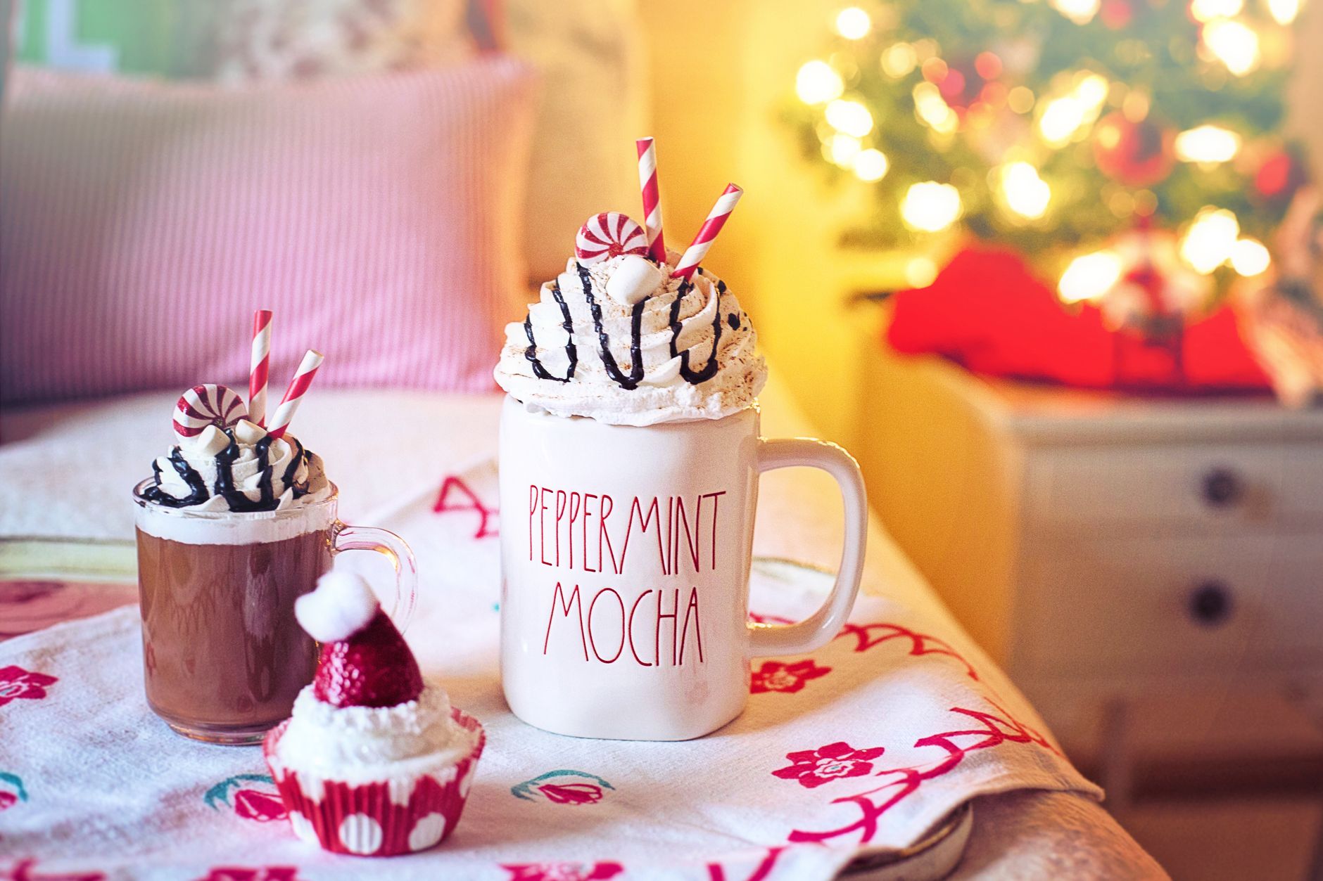 chocolate-quente-cremoso Caneca de chocolate quente cremoso com chantilly e raspas de chocolate