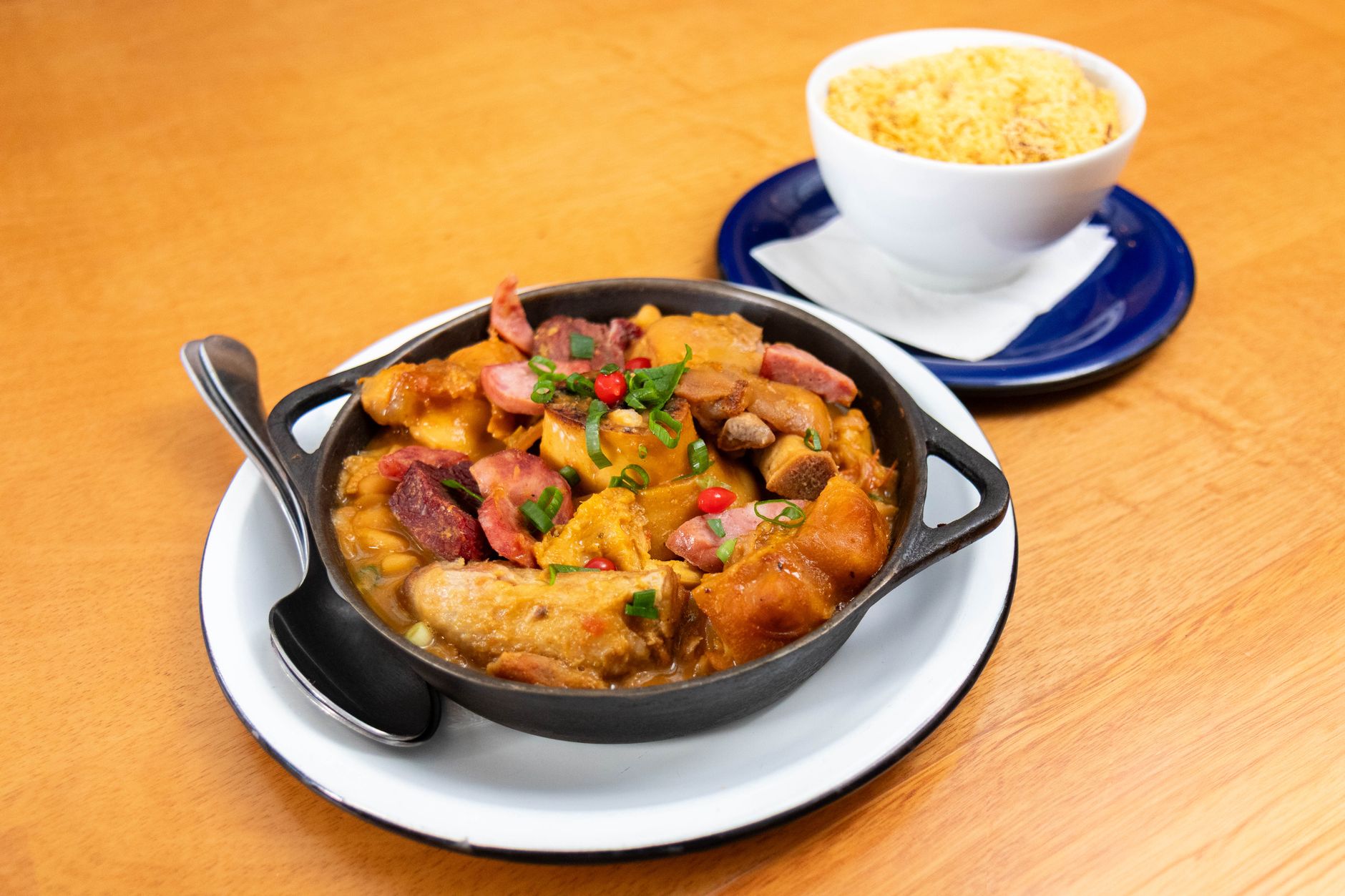 feijoada-panela-de-pressao Feijoada completa servida em panela de barro com arroz, couve e laranja