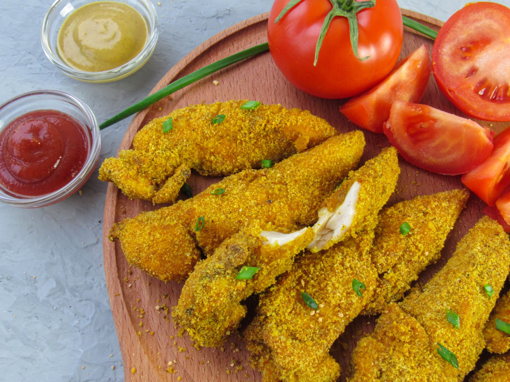 Frango à milanesa com molho de mostarda e mel