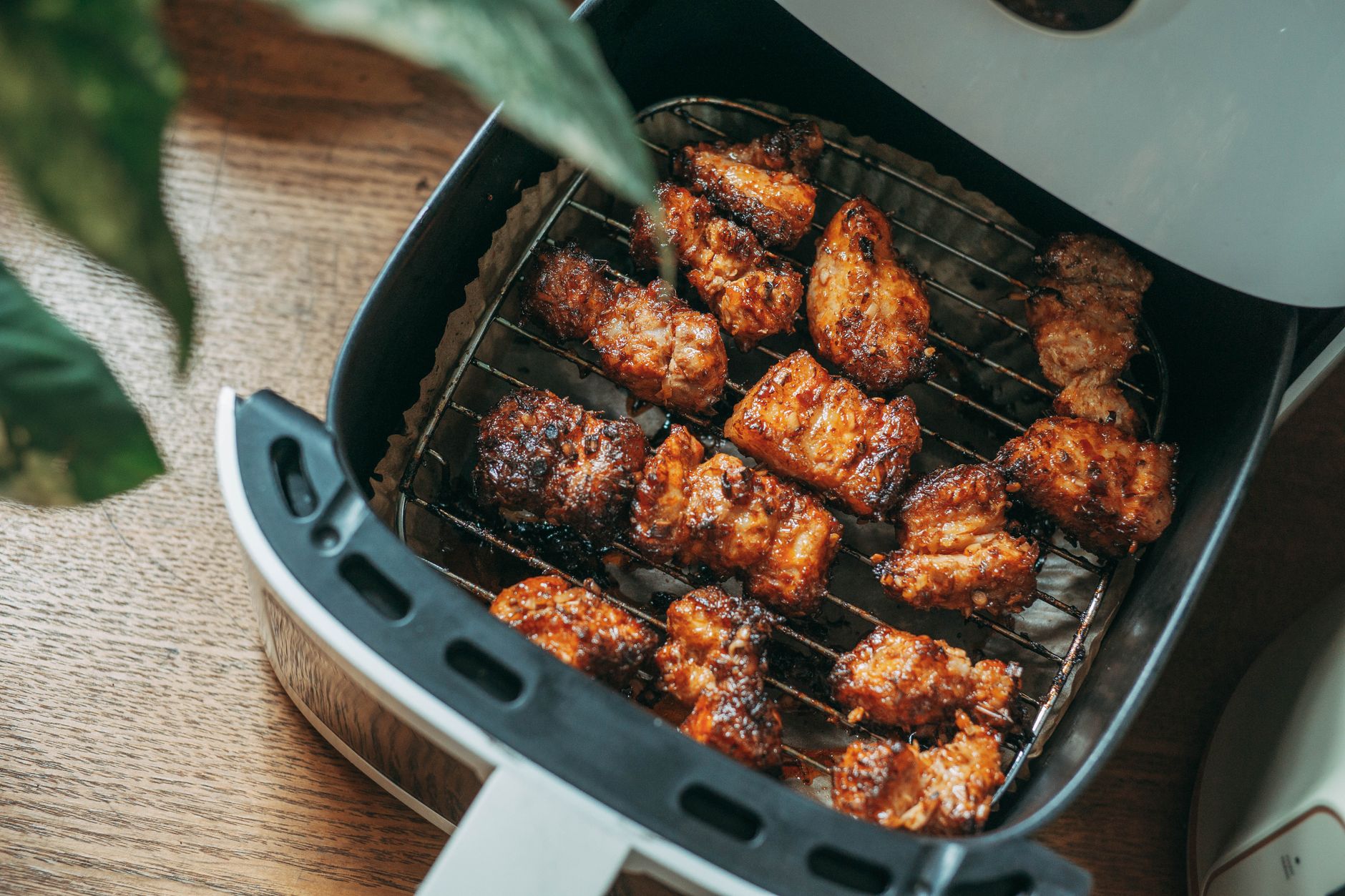 Sobrecoxas de frango douradas e suculentas na cesta da airfryer