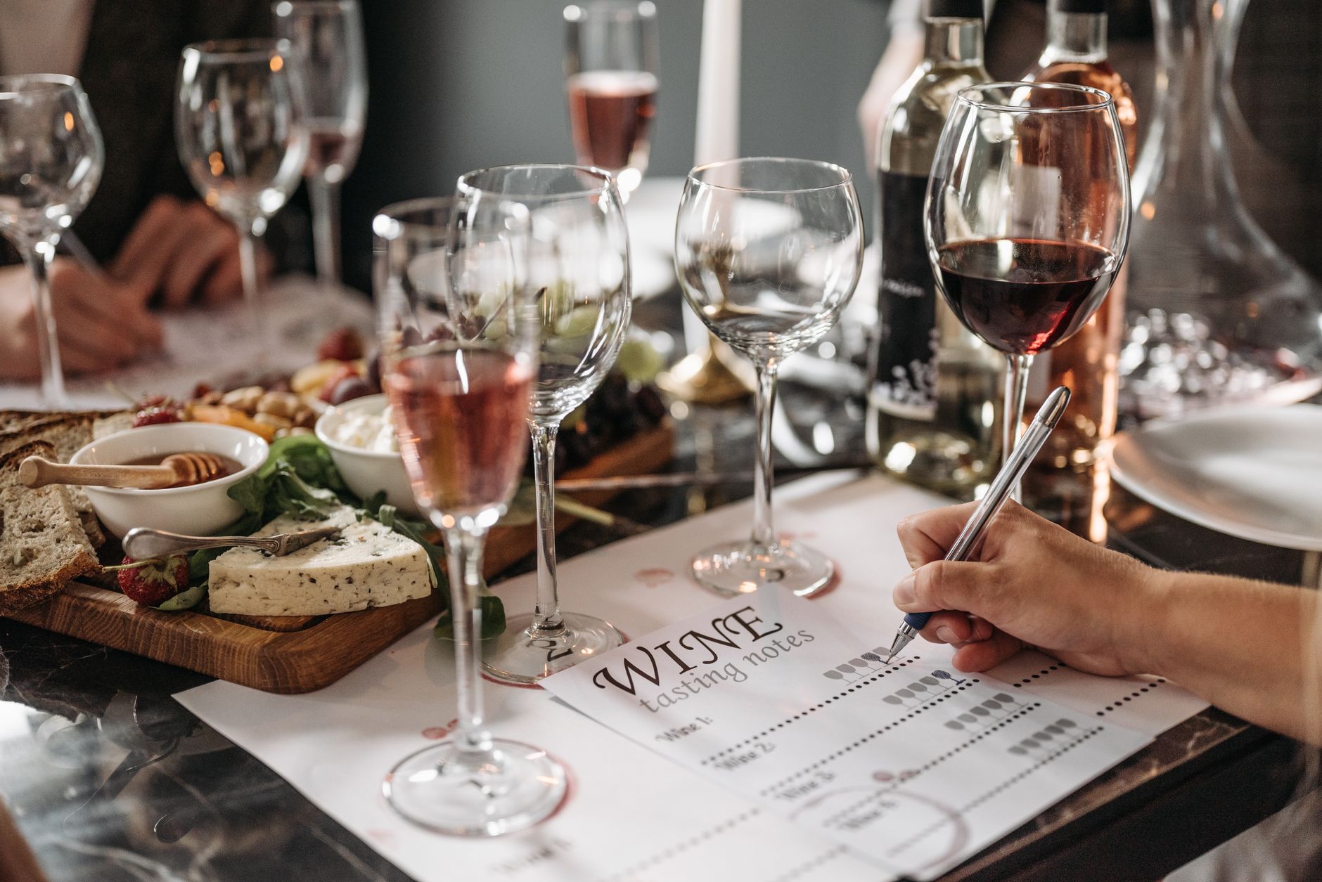 harmonizacao-vinhos Taças de vinho tinto e branco com queijos