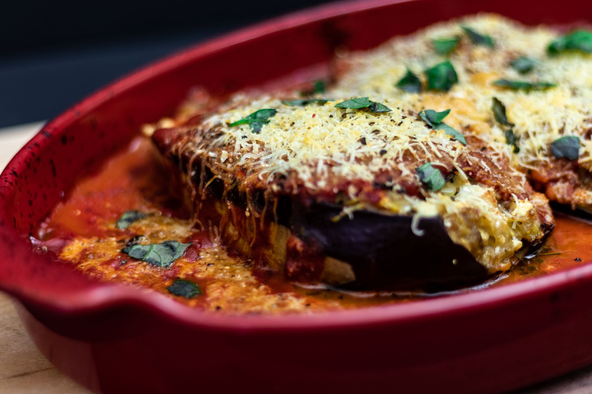 Fatia de lasanha de berinjela gratinada