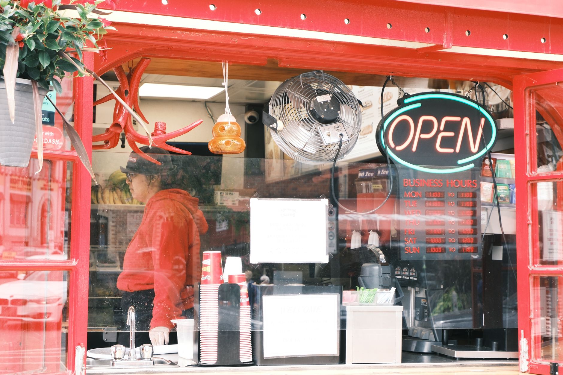 marketing-local-restaurante Fachada de restaurante de bairro com clientes