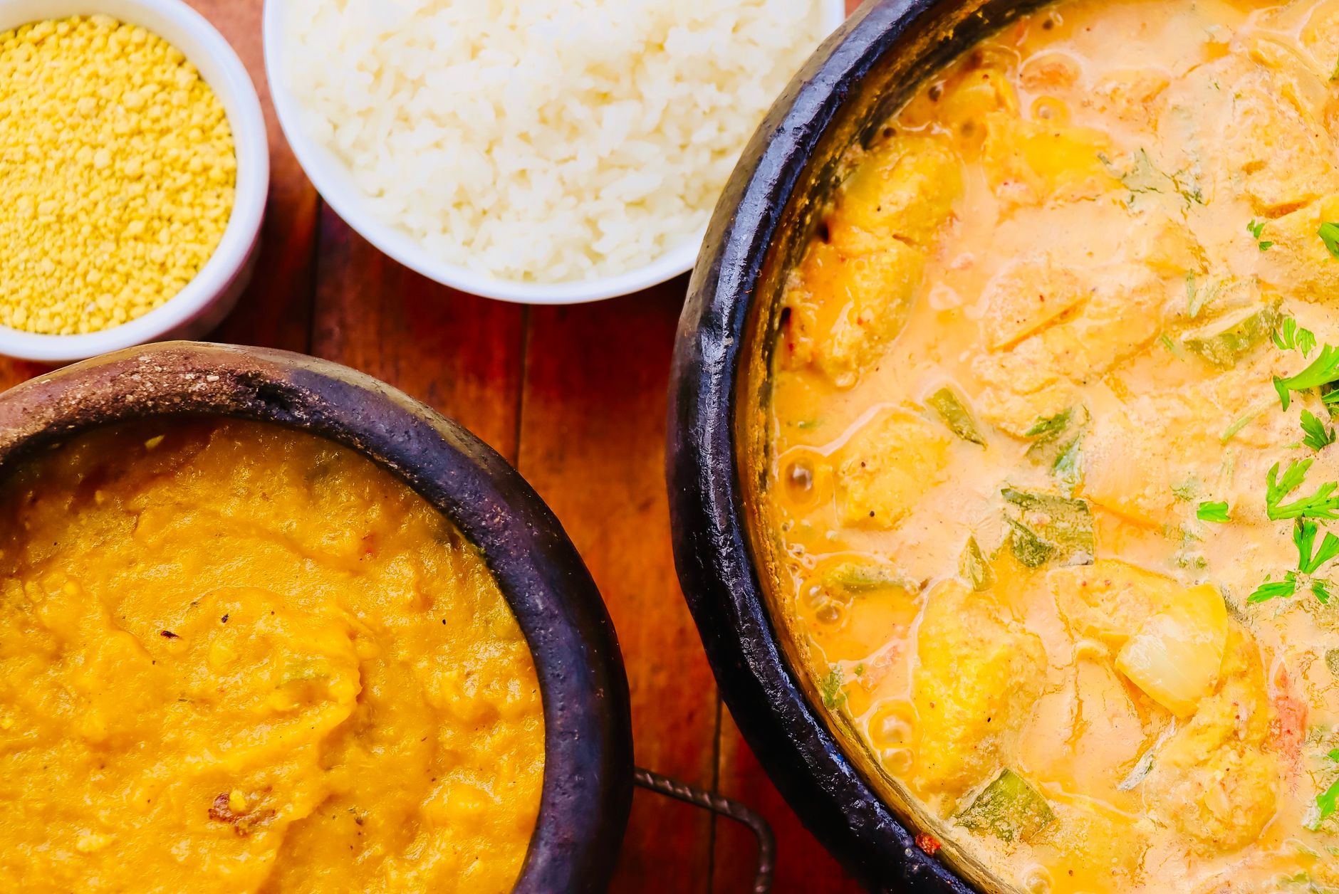 Moqueca de peixe em panela de barro com pimentões