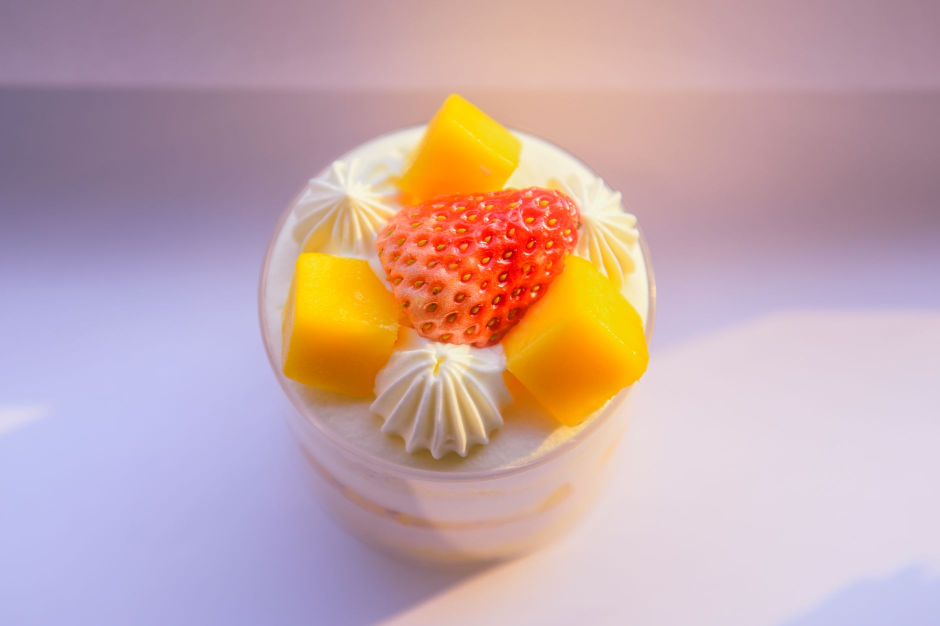 mousse-maracuja Taça de mousse de maracujá com calda por cima