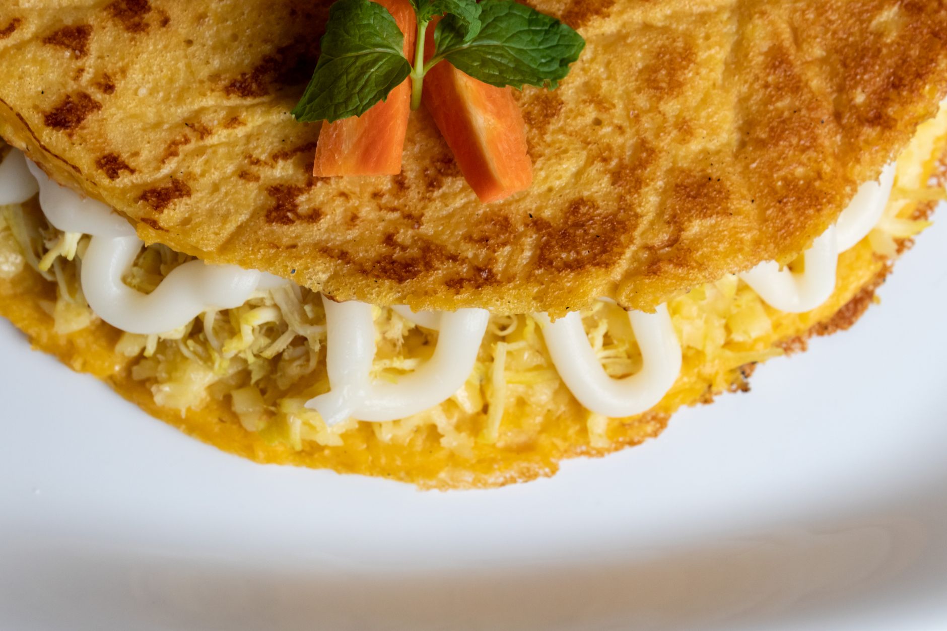 omelete-recheado Omelete recheado dobrado com queijo derretendo