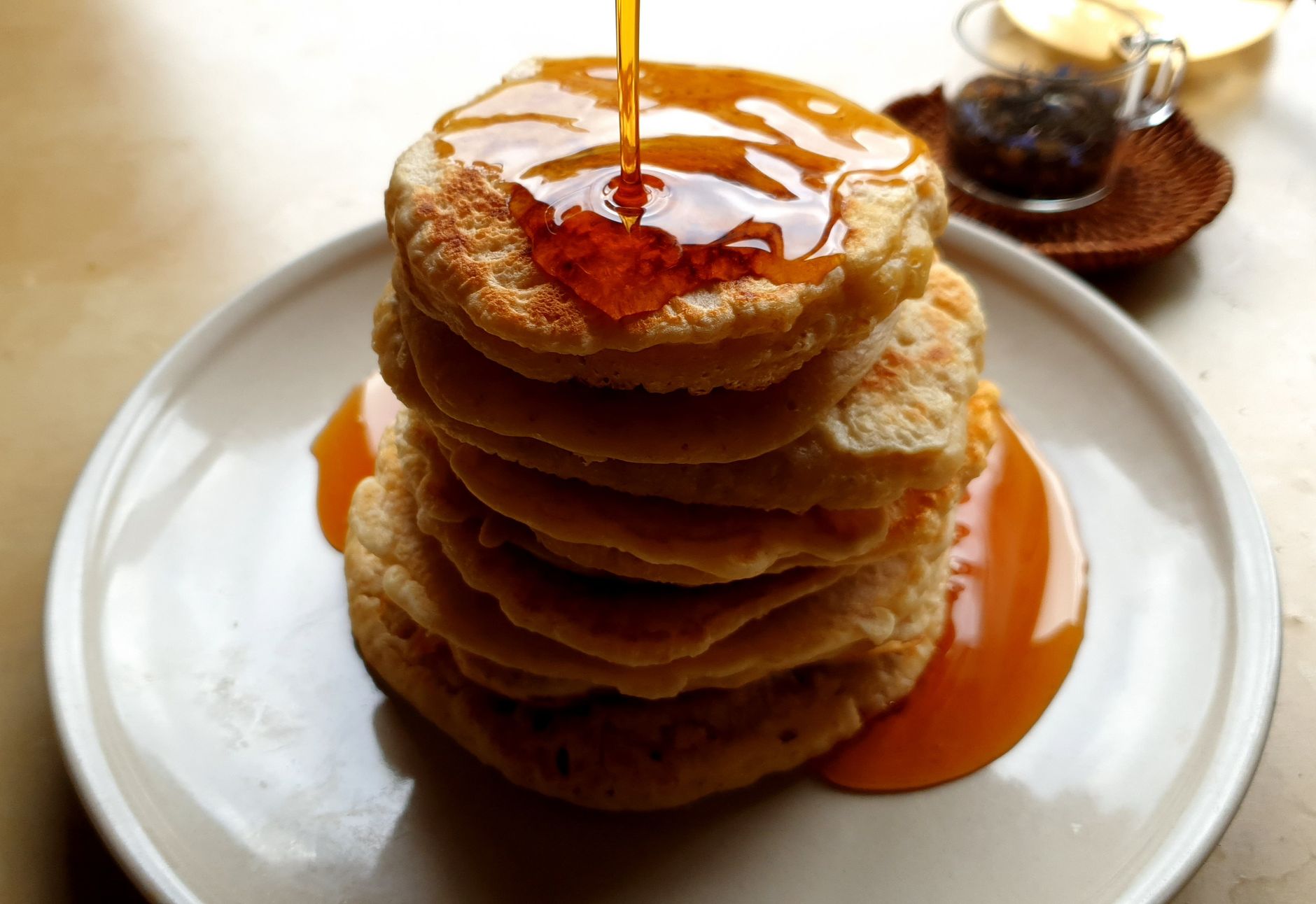 panqueca-americana Pilha de panquecas americanas com mel e frutas