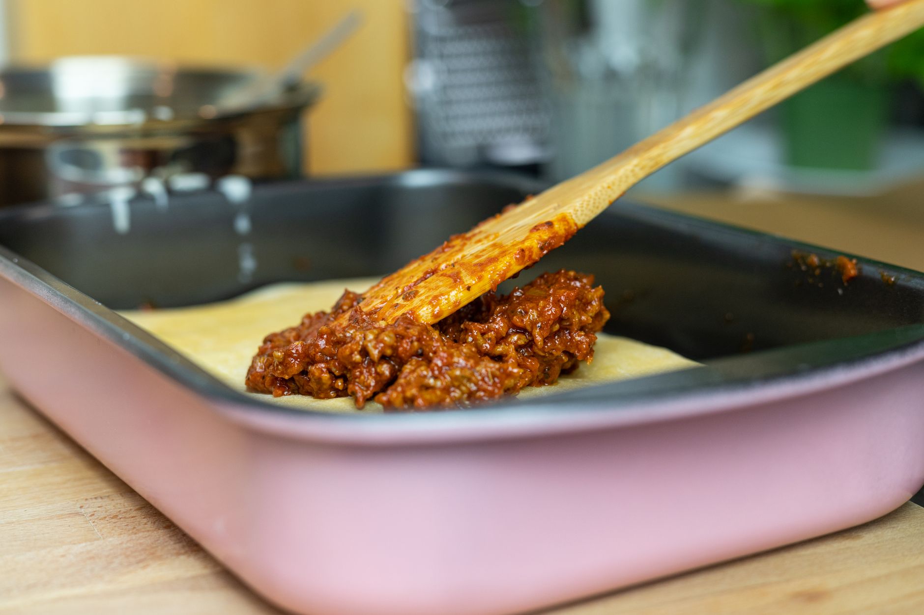 panqueca-de-carne-moida Panquecas de carne moída gratinadas com molho de tomate e queijo