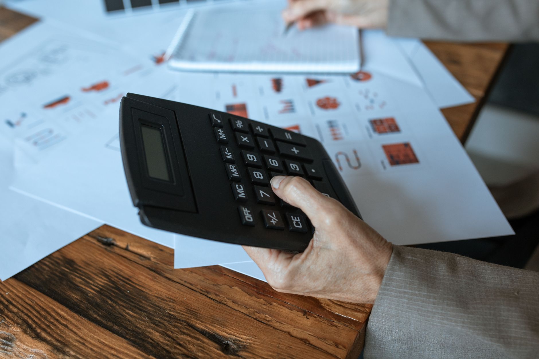 Empreendedor calculando preços de cardápio com calculadora