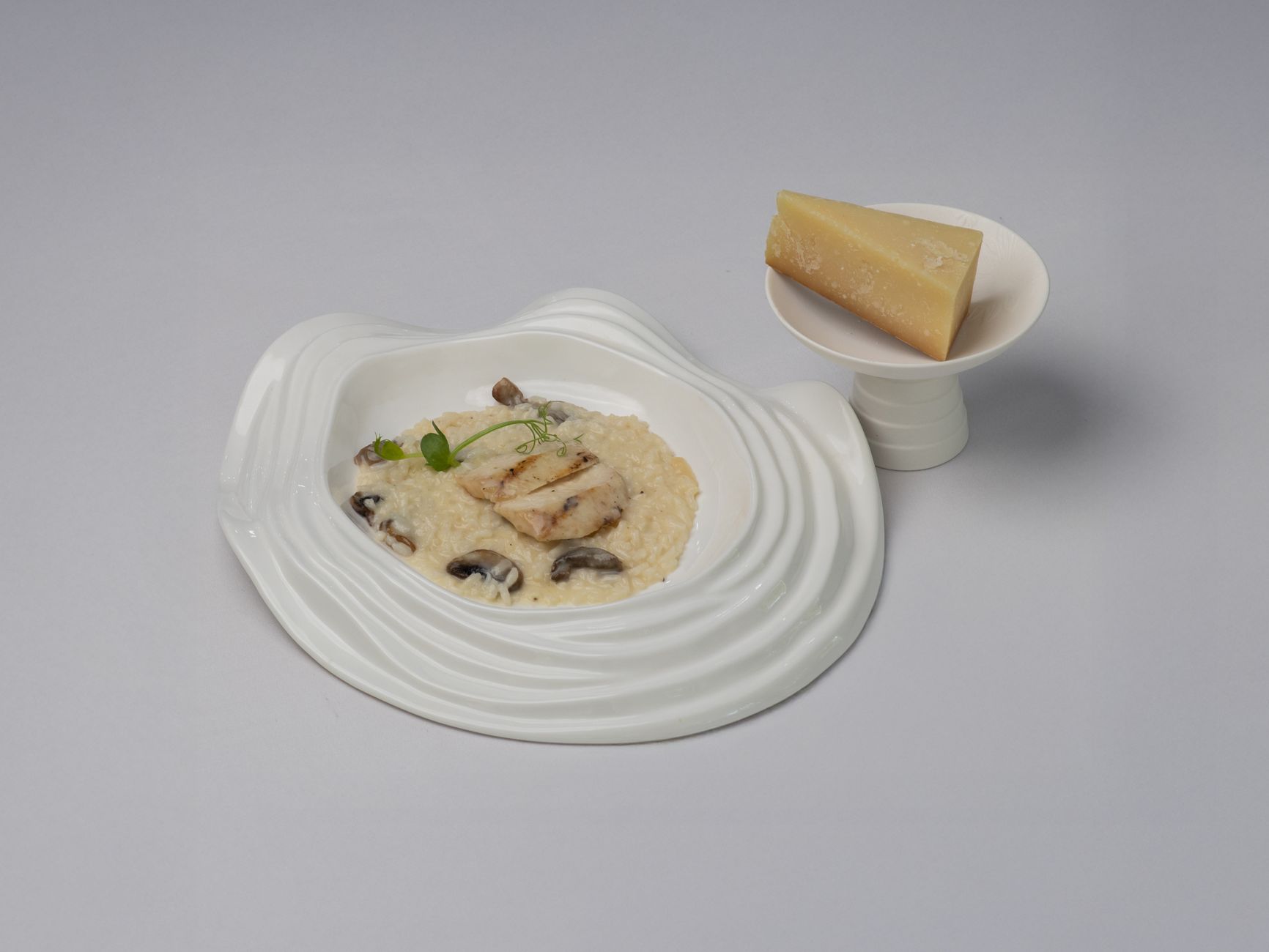 risoto-de-queijo Prato fundo com risoto de queijo cremoso e parmesão
