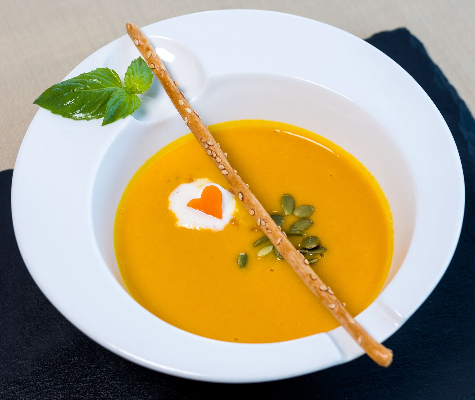sopa-abobora-gengibre Tigela de sopa de abóbora laranja com gengibre
