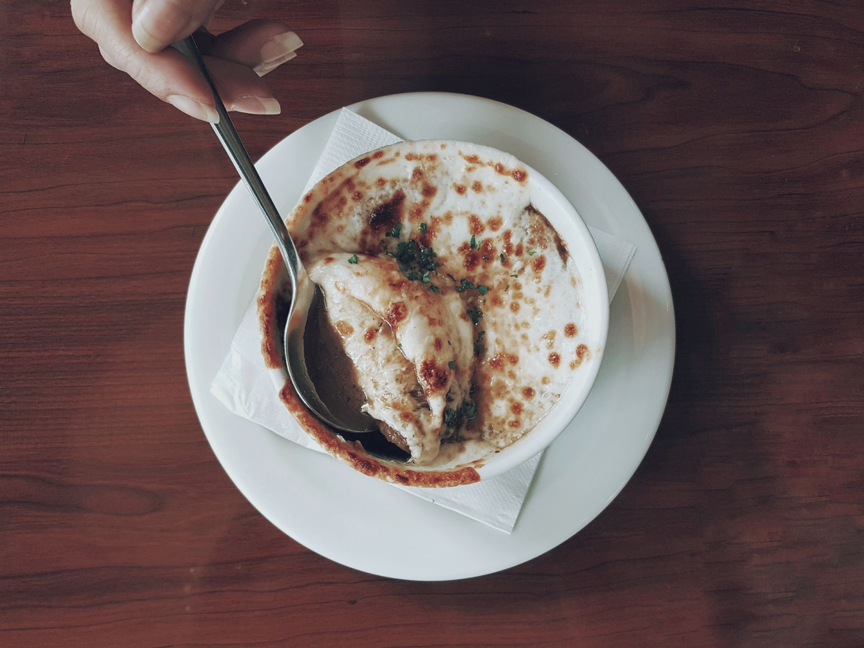 sopa-de-cebola Tigela de sopa de cebola gratinada com queijo derretido