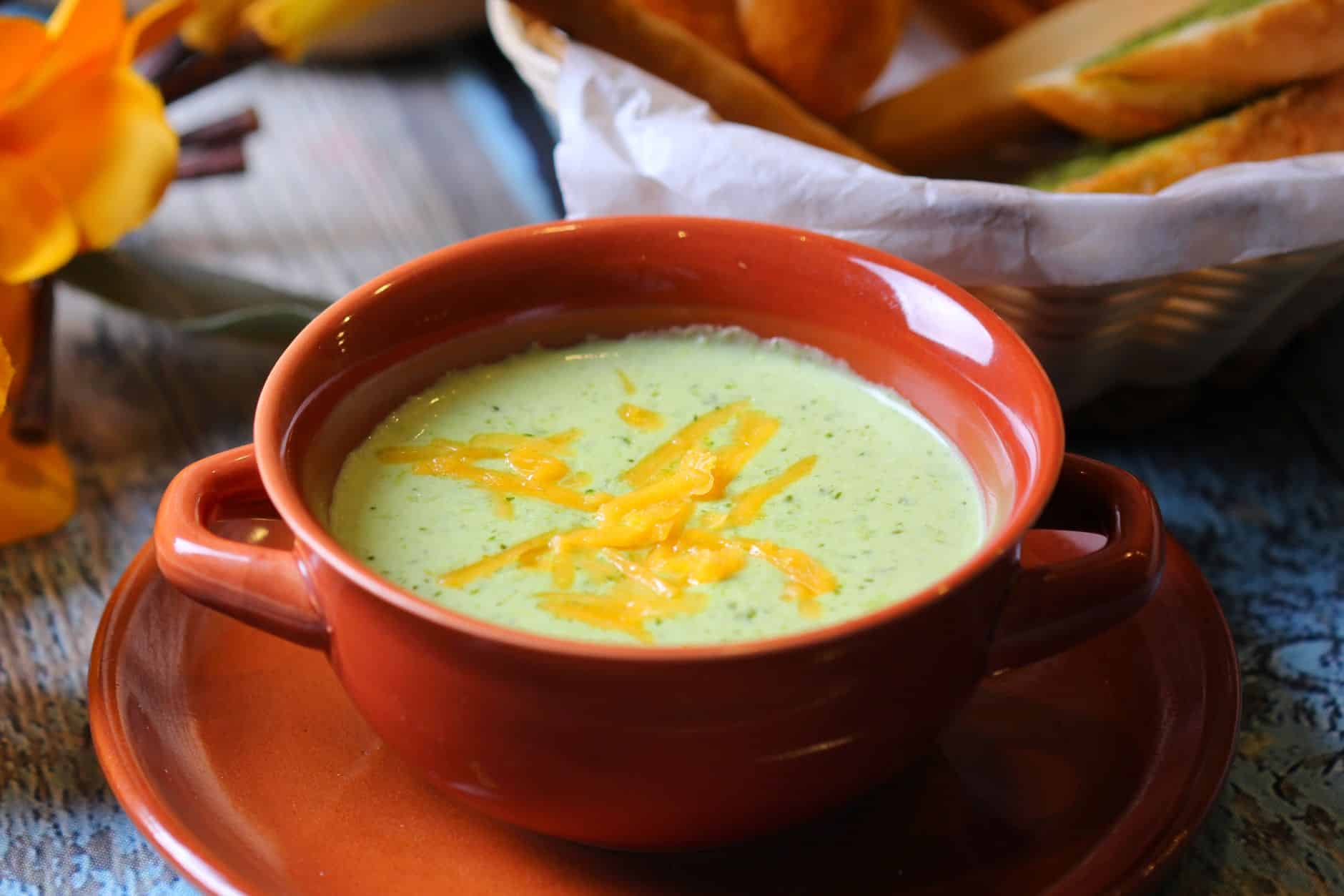 Sopa de legumes cremosa servida em tigela com salsinha por cima
