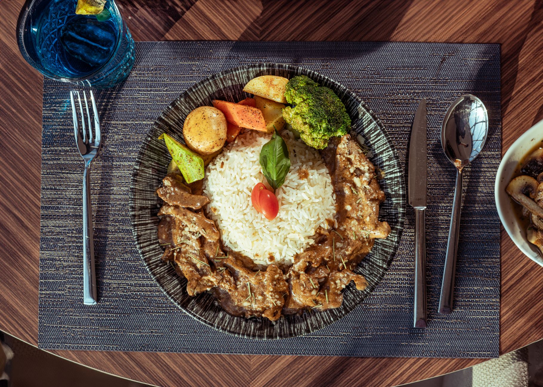 strogonoff-de-carne Strogonoff de carne cremoso com arroz e batata palha