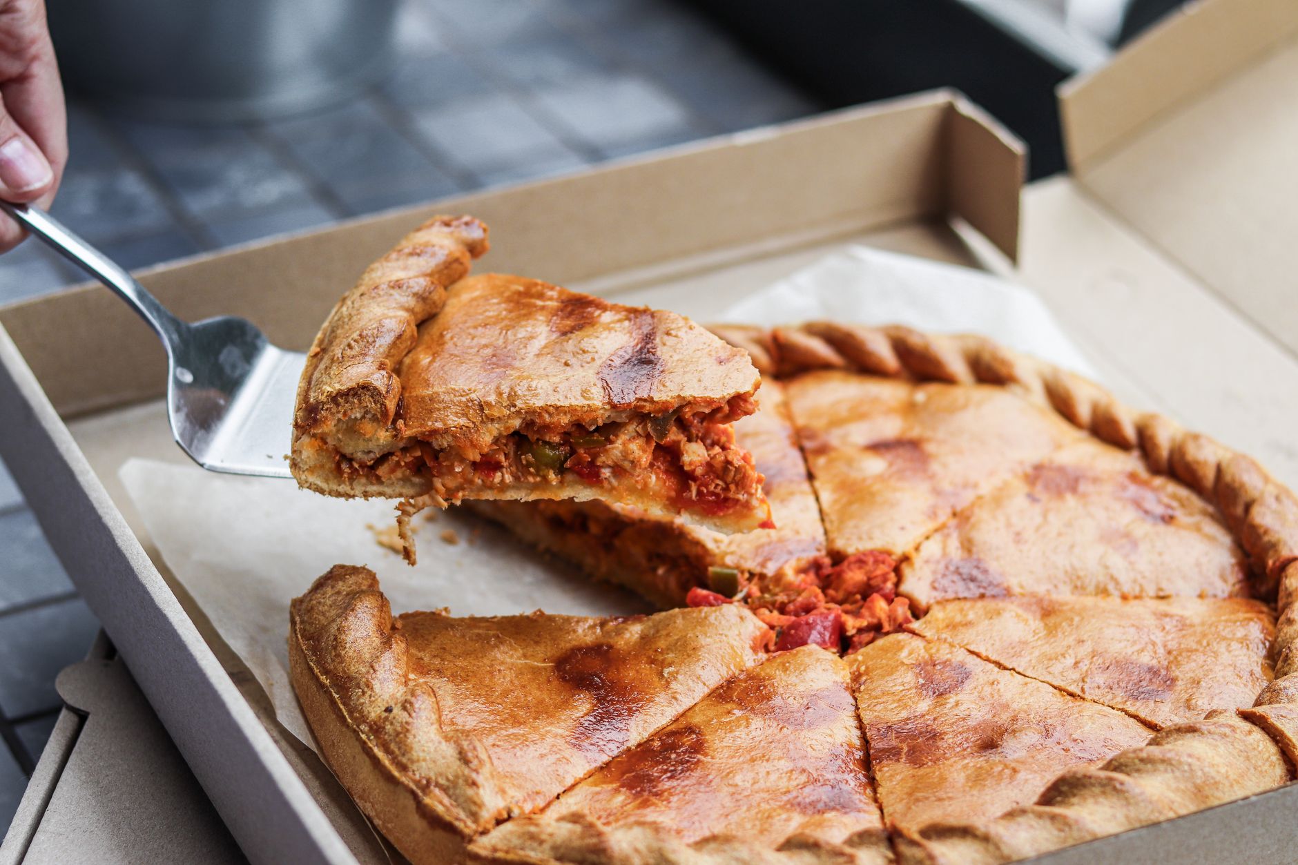 torta-de-atum Fatia de torta de atum com recheio cremoso