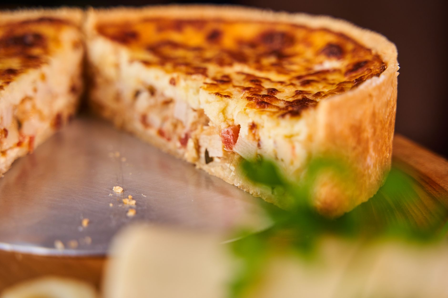 torta-de-frango-cremosa Fatia de torta de frango cremosa dourada com recheio à mostra