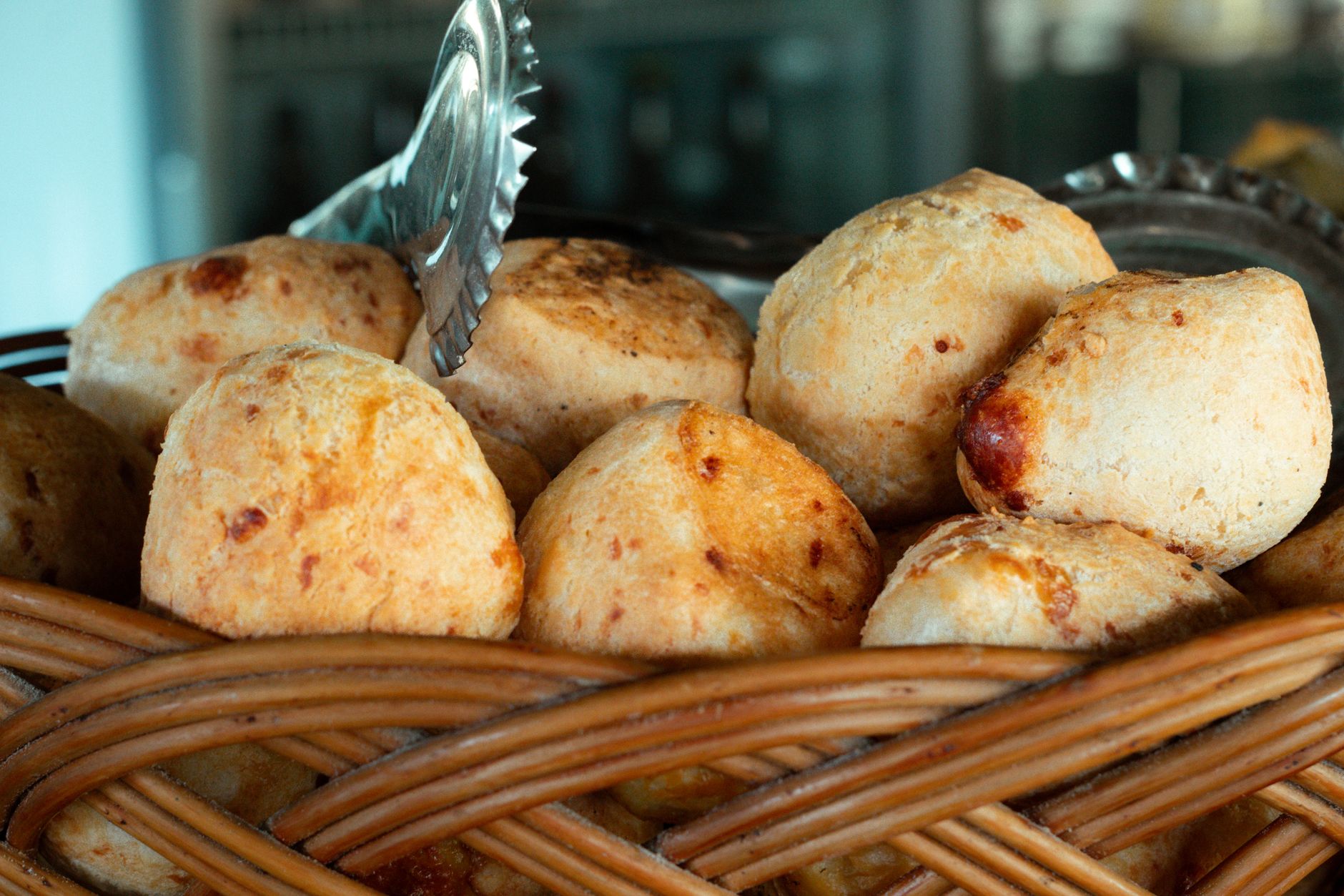 Mesa de café caipira com pão de queijo, bolo e café no Vale do Paraíba