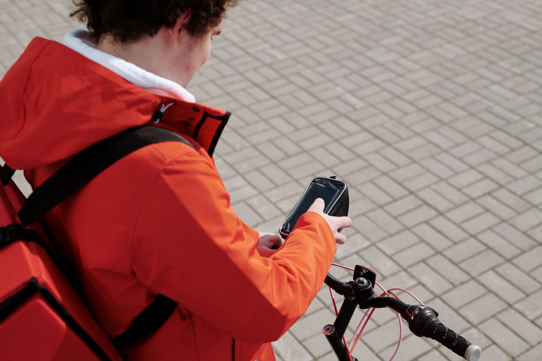 Embalagem de delivery ao lado de celular com aplicativo de entrega