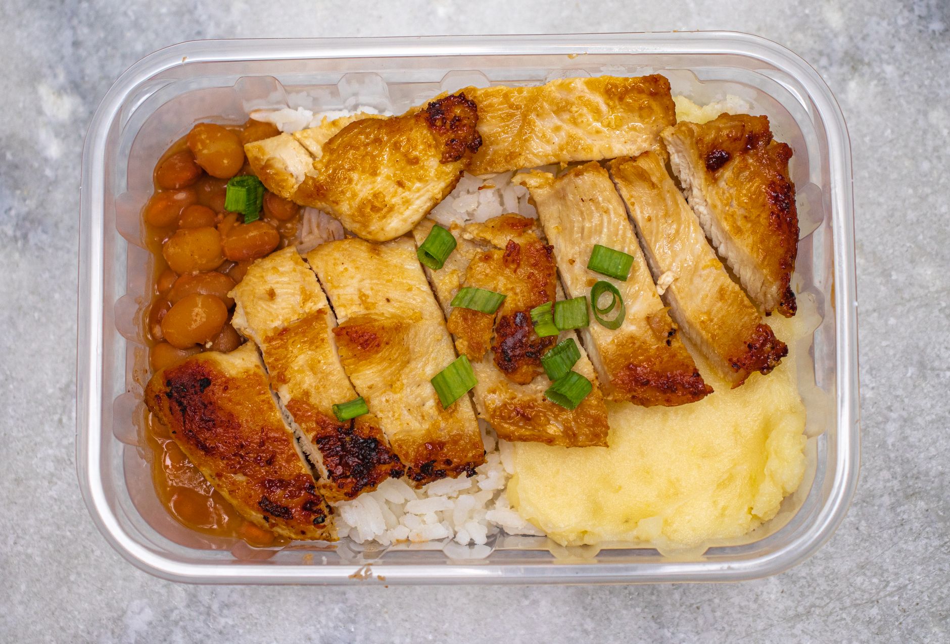 Panela de frango com quiabo mineiro dourado e caldo encorpado