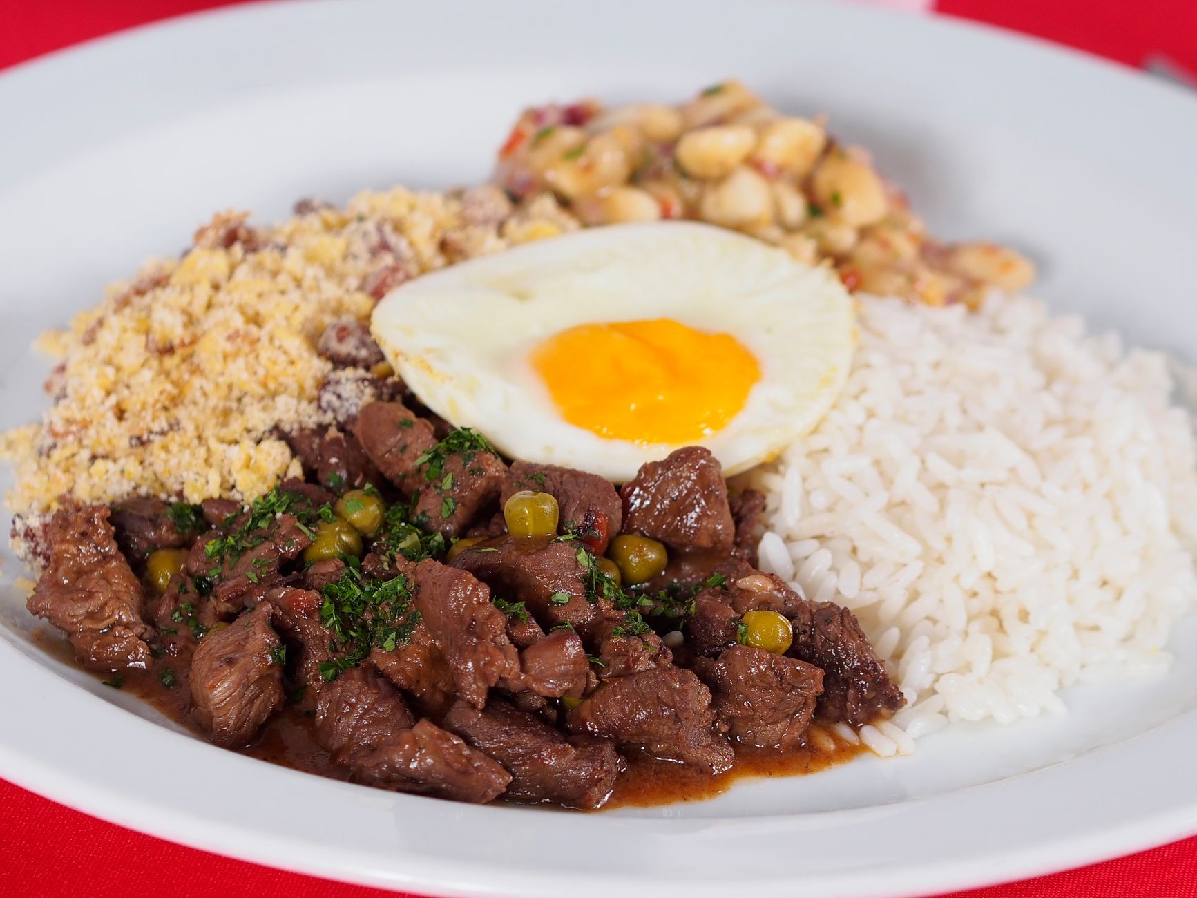 Panela de arroz de carreteiro soltinho com charque desfiado e cheiro-verde