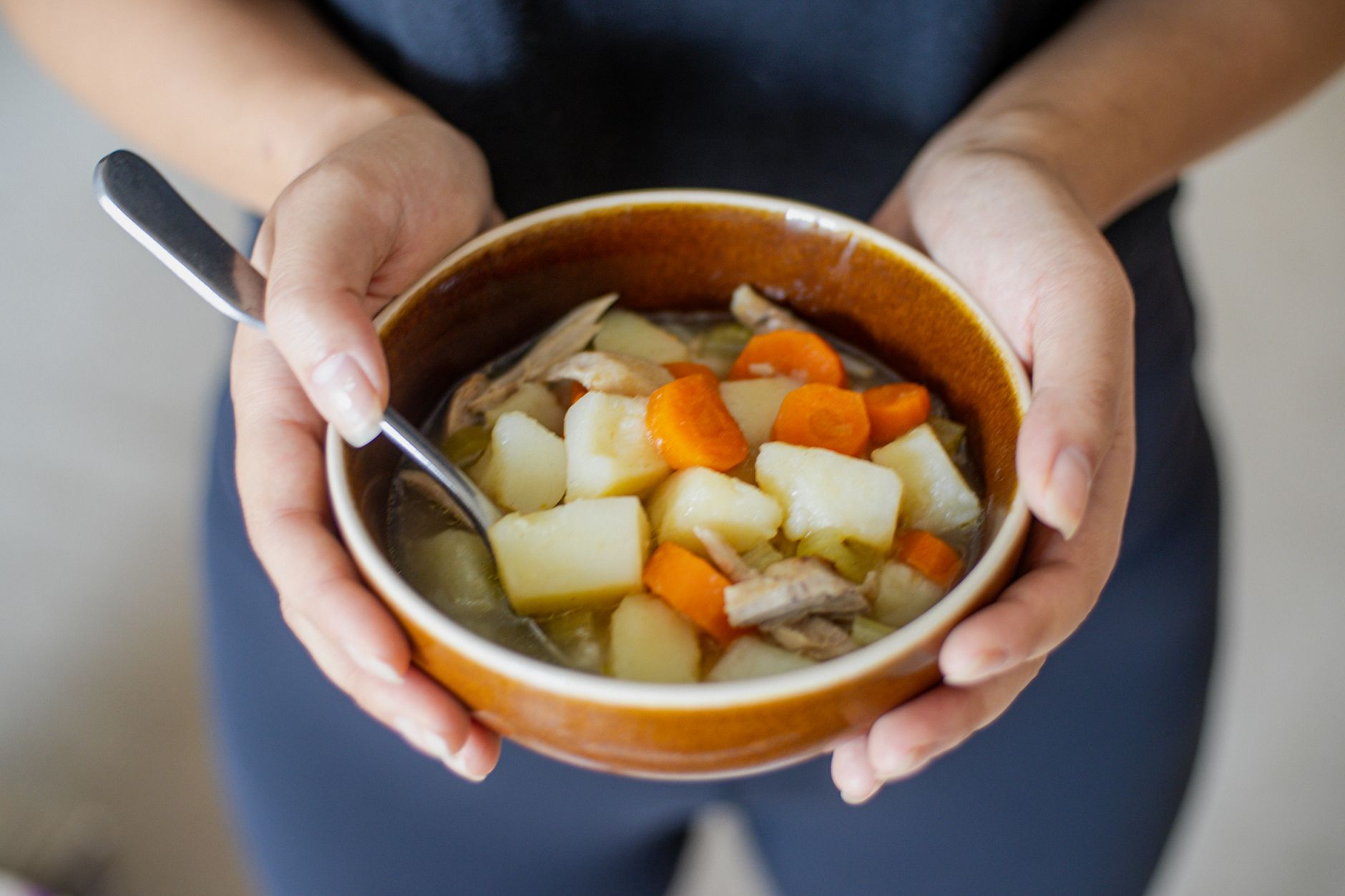 imagem-22 Tigela de sopa de mandioquinha cremosa com frango desfiado e salsinha