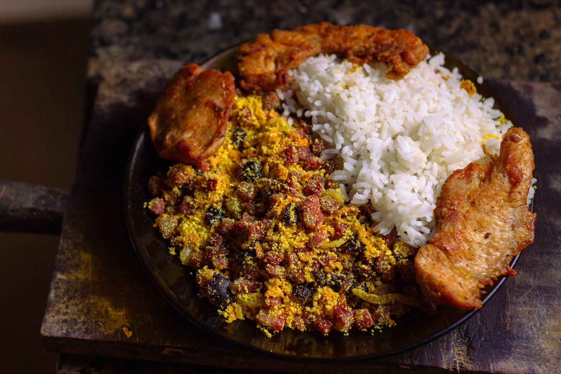 imagem-24 Travessa de feijão tropeiro com linguiça, ovos, couve e farofa