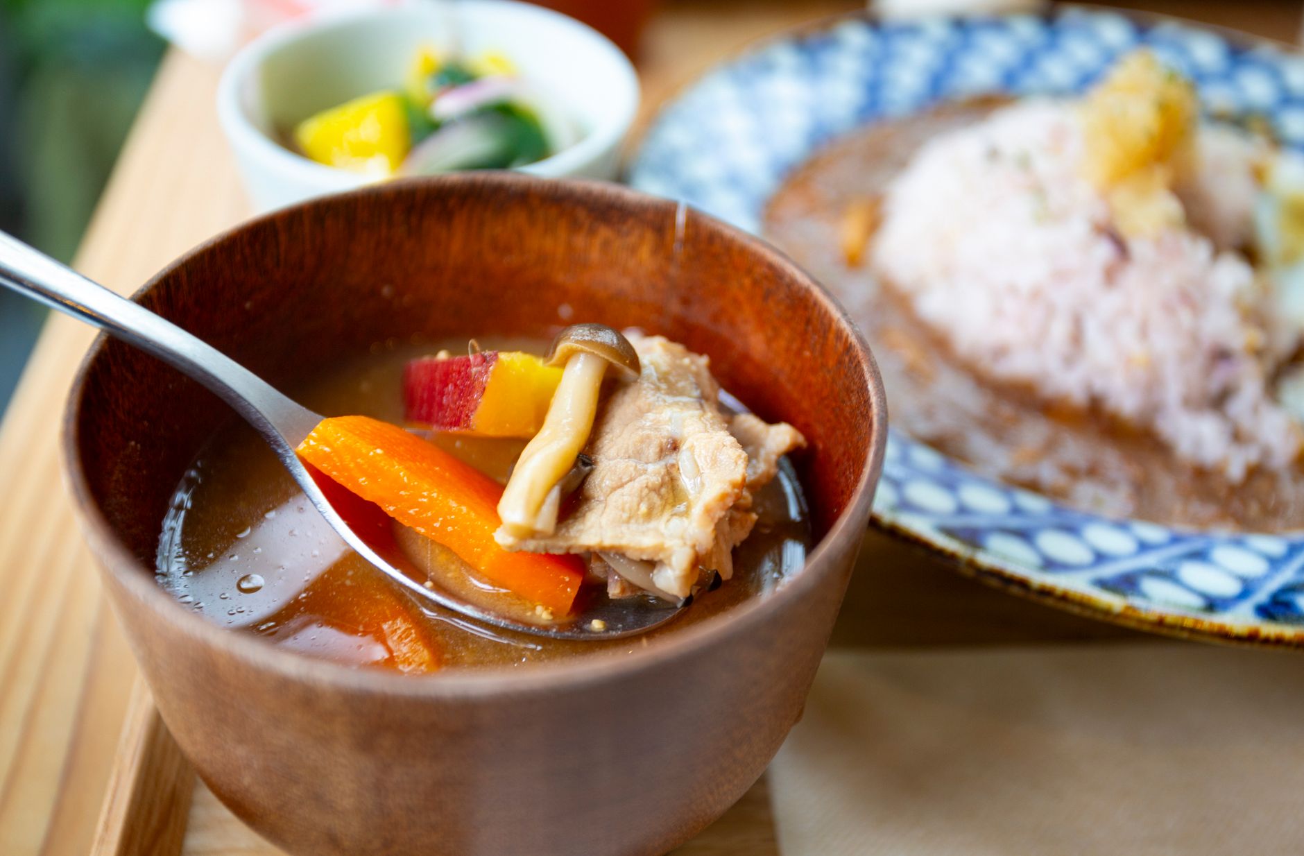 imagem-25 Tigela de canja de galinha quente com arroz, frango desfiado e cenoura
