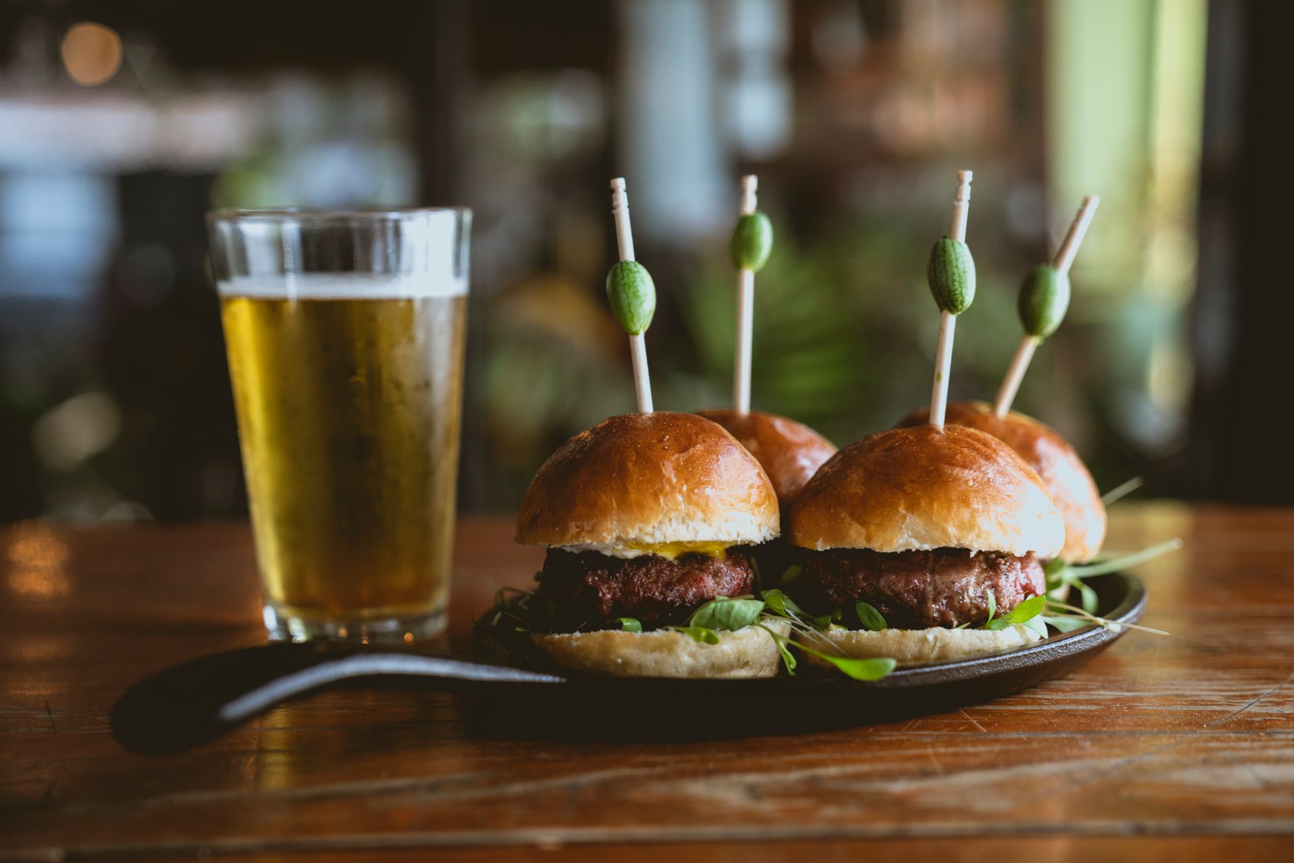 Lanche artesanal servido em bar típico de São José do Rio Preto