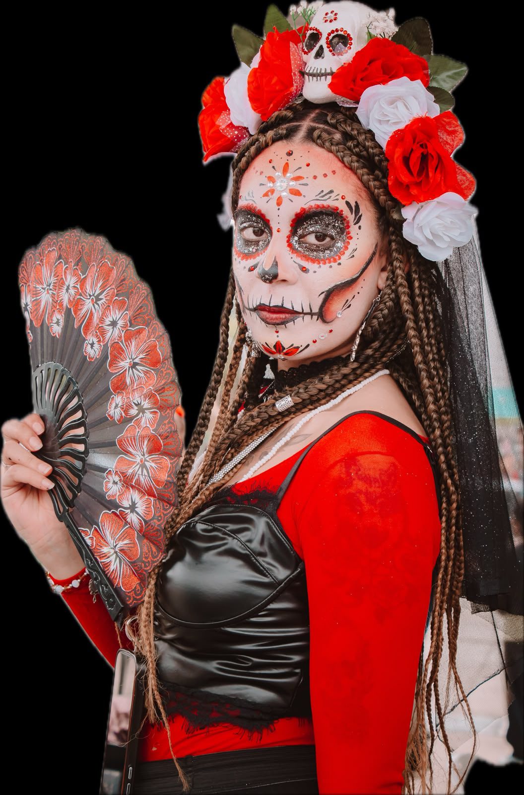 Catrina caracterizada com maquiagem tradicional mexicana e leque no Festival Viva México