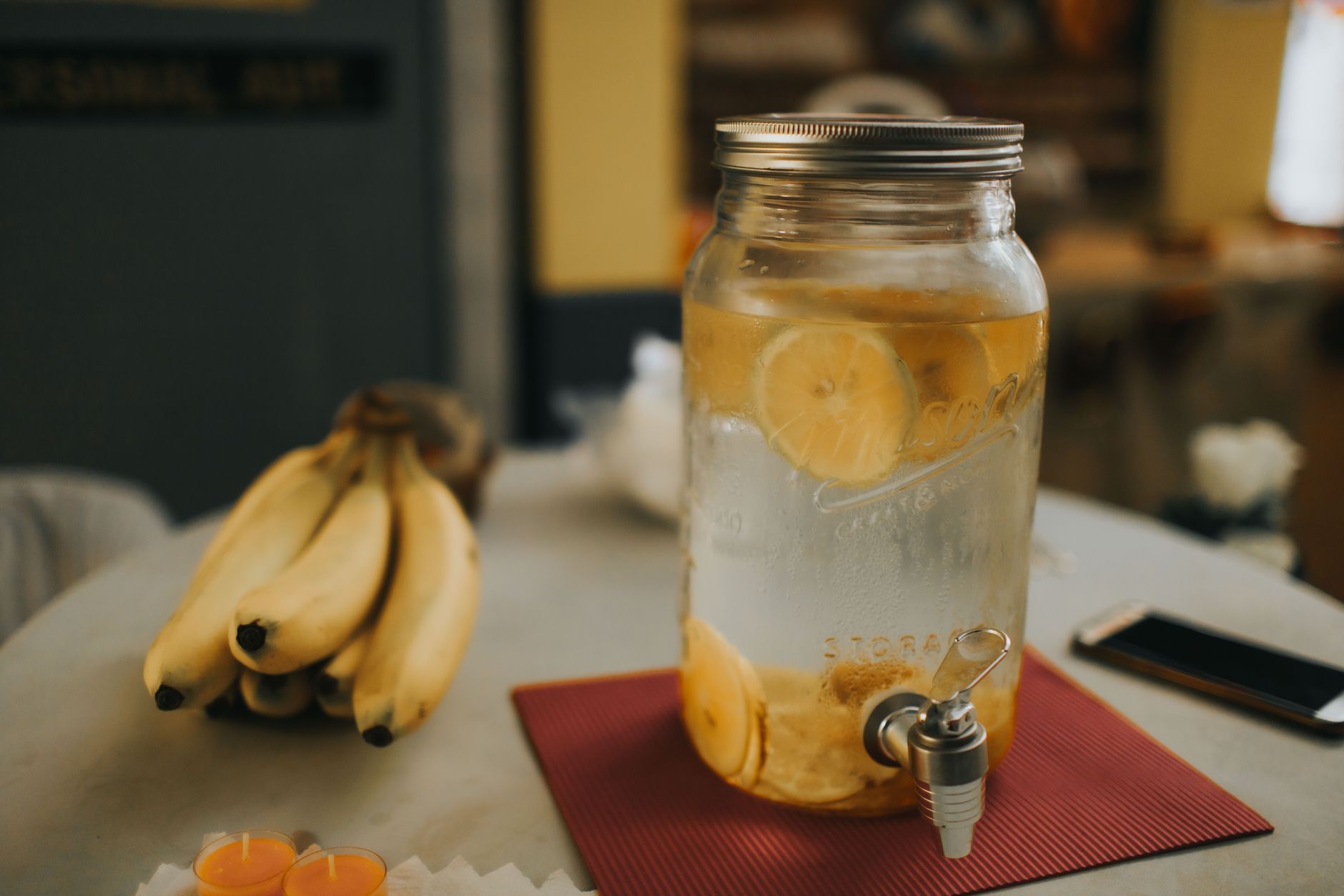 Jarra de água aromatizada com fatias de frutas e ervas