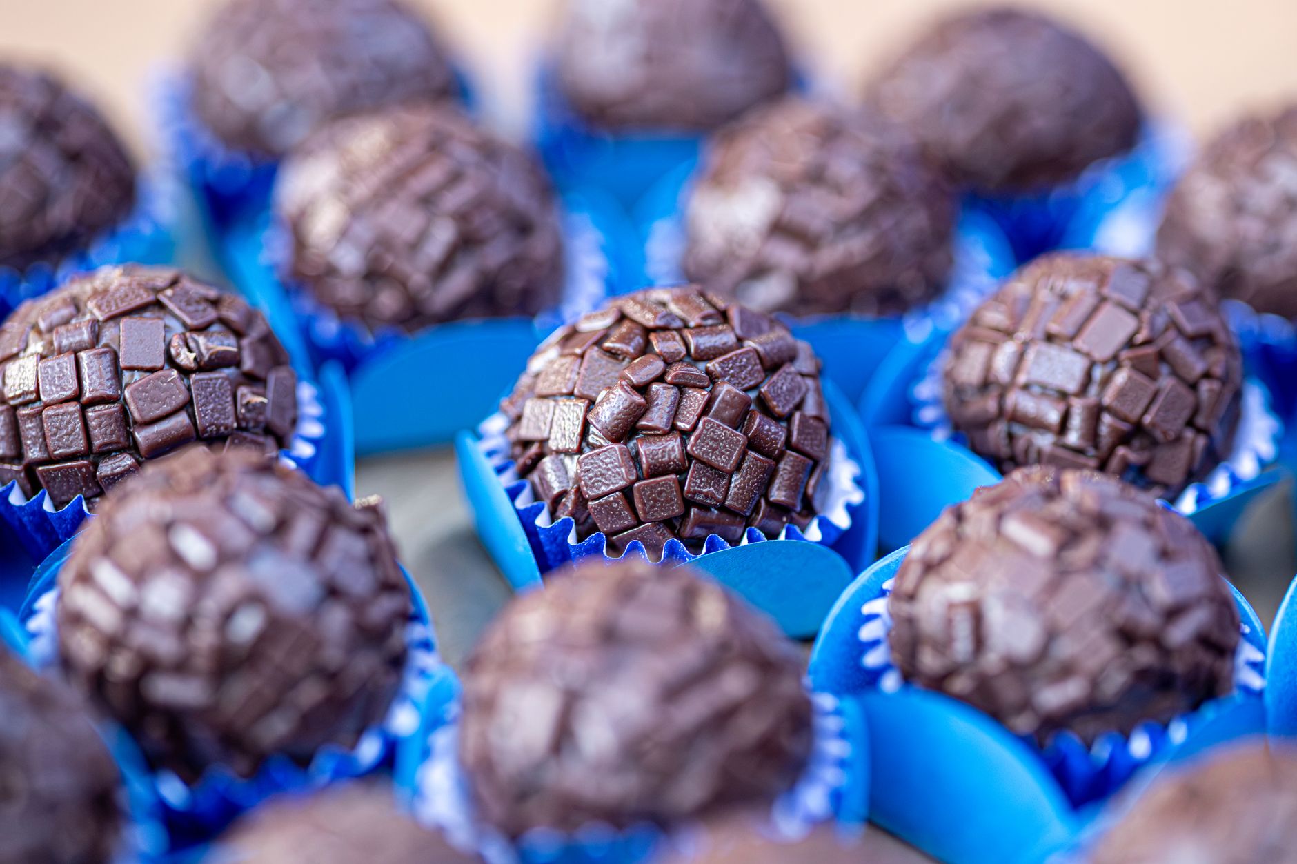 Brigadeiros gourmet enrolados e cobertos com chocolate granulado