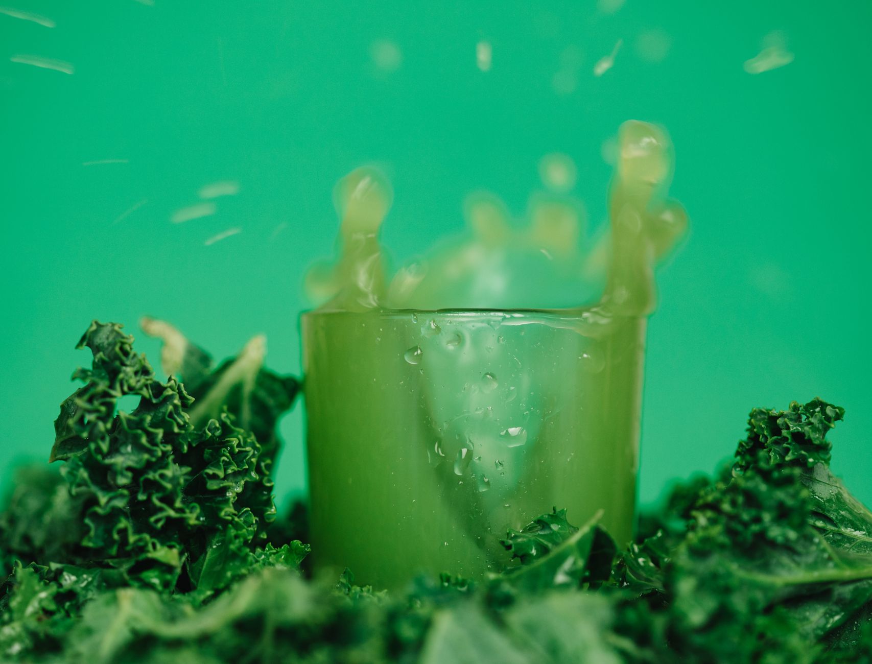 Copo de suco verde detox com folhas de hortelã e rodela de limão