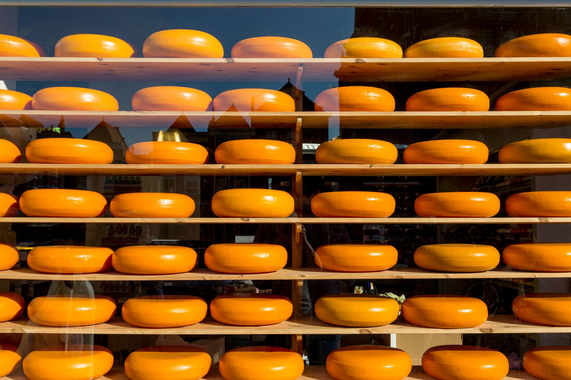 Mesa com queijos e tortas de influência holandesa em Holambra