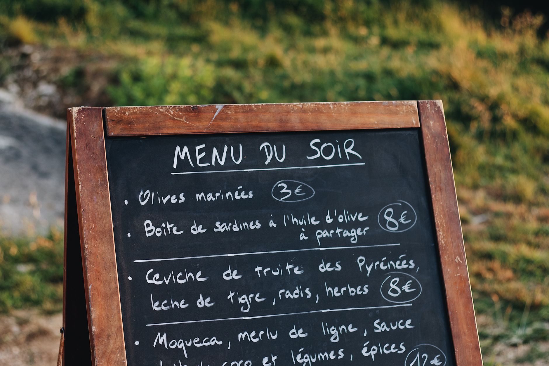 imagem-22 Calculadora e cardápio sobre mesa de restaurante para precificação