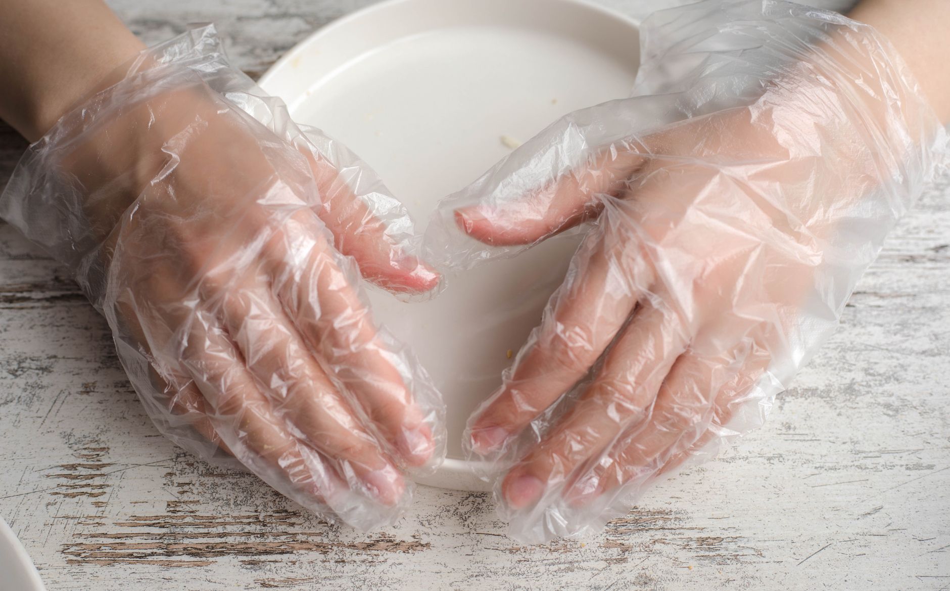 imagem-28 Manipulador de alimentos com luvas seguindo normas de higiene na cozinha