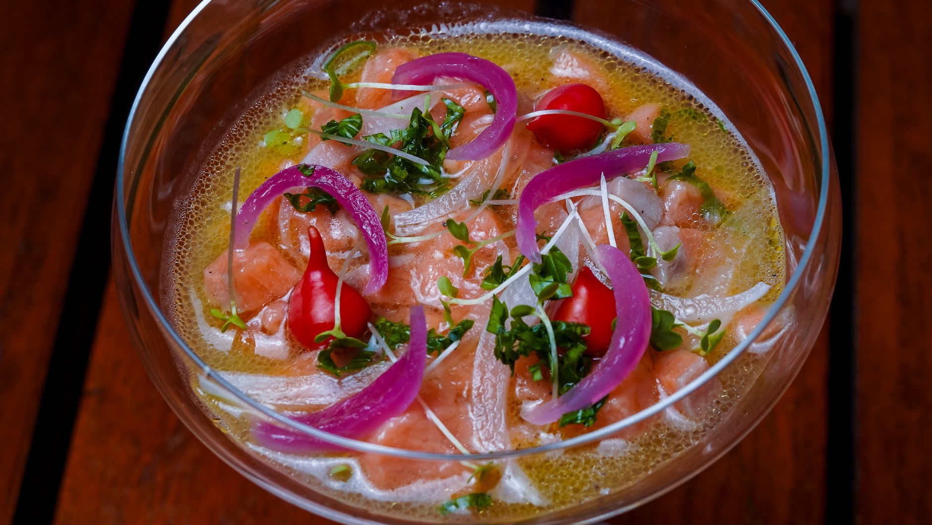 imagem-29 Ceviche de tilápia com cebola roxa, coentro e limão em tigela branca