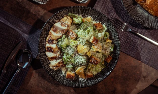 Salada Caesar com Frango: Receita Clássica e Cremosa